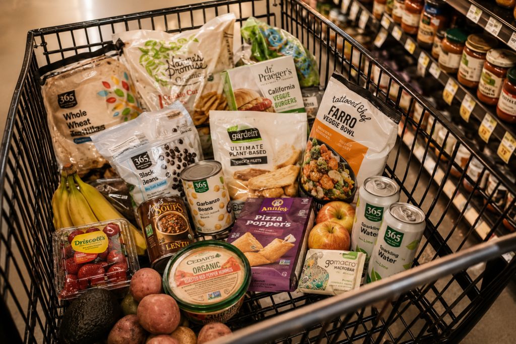 nutrition-label-shopping-checklist Plant-based grocery cart filled with beginner-friendly foods and nutrition labels.